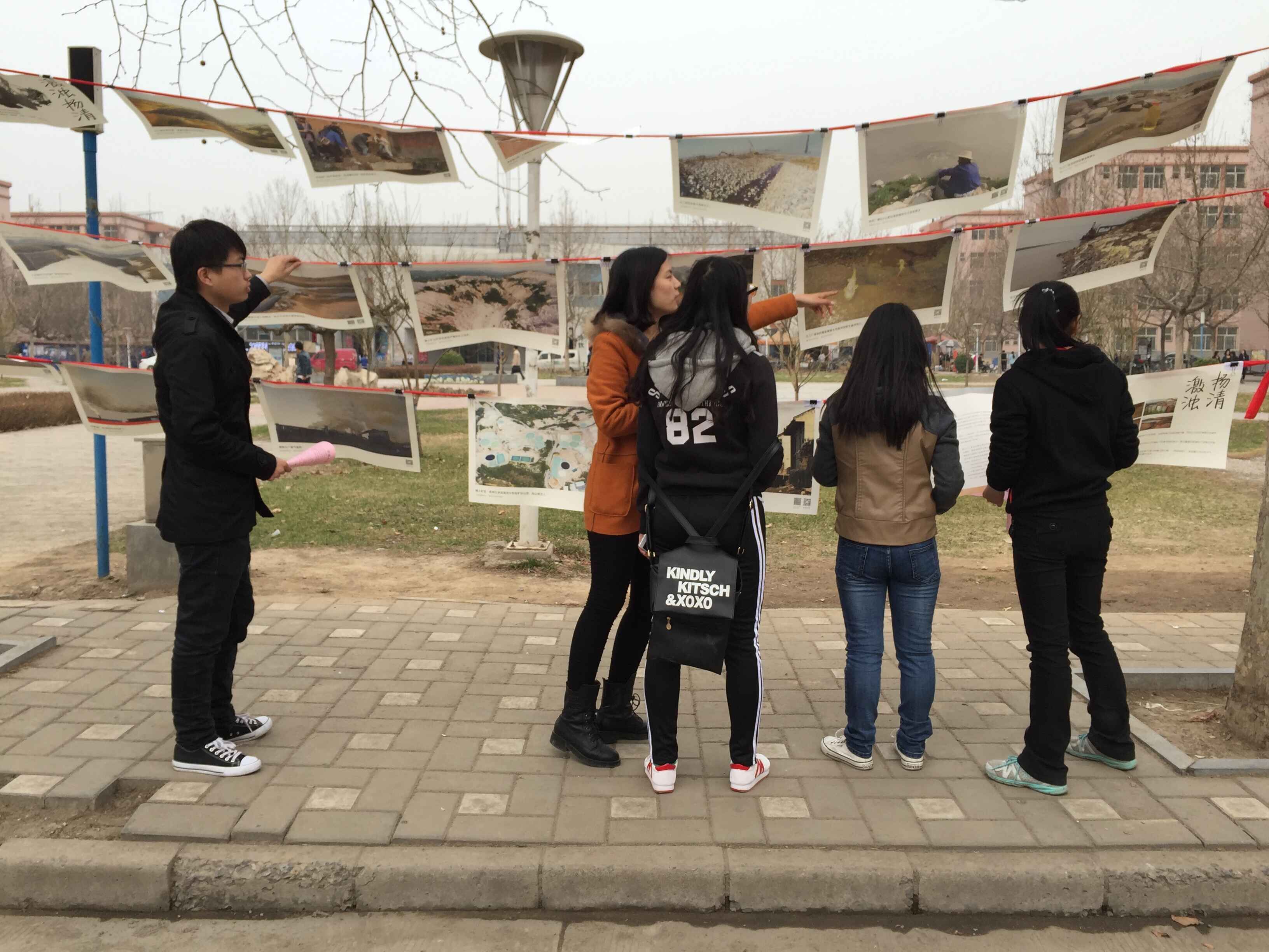 新葡的京集团3512vip官网研究生会成员为同学们讲解图片展.jpg 新葡的京集团3512vip官网研究生会成员为同学们讲解图片展.jpg